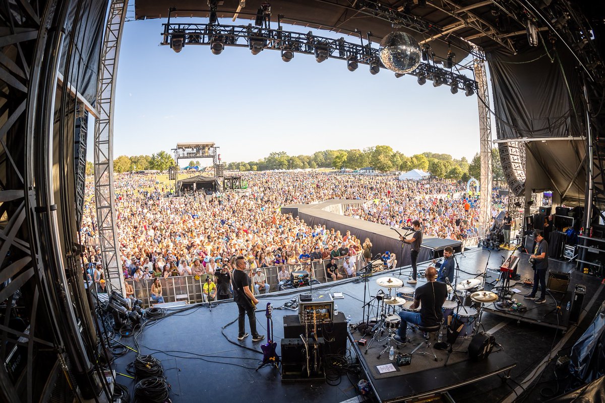 Wow, what a year! Thank you thank you thank you!!! Here’s to an amazing 2024 filled with a new album, new shows, and new possibilities! We love you all, and are so grateful for your continued support! Hugs-n-kisses Kevin, Tom, Michael and Jim 📸: Katie Kauss; Alive Coverage