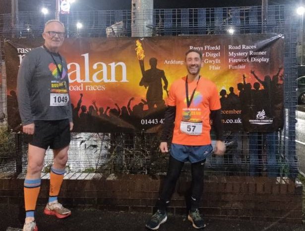 Da iawn <a href="/AndrewMorganRCT/">Cllr Andrew Morgan OBE</a> &amp; Team RCT for a #NosGalan to remember with Mystery Runners who I have a LOT of time for! Both heroes of 🏴󠁧󠁢󠁷󠁬󠁳󠁿 so extra motivation to get a minute off last year’s time. Gonna wear my finisher’s t-shirt to the house party now! 🎉 

Blwyddyn Newydd Dda! 🎉