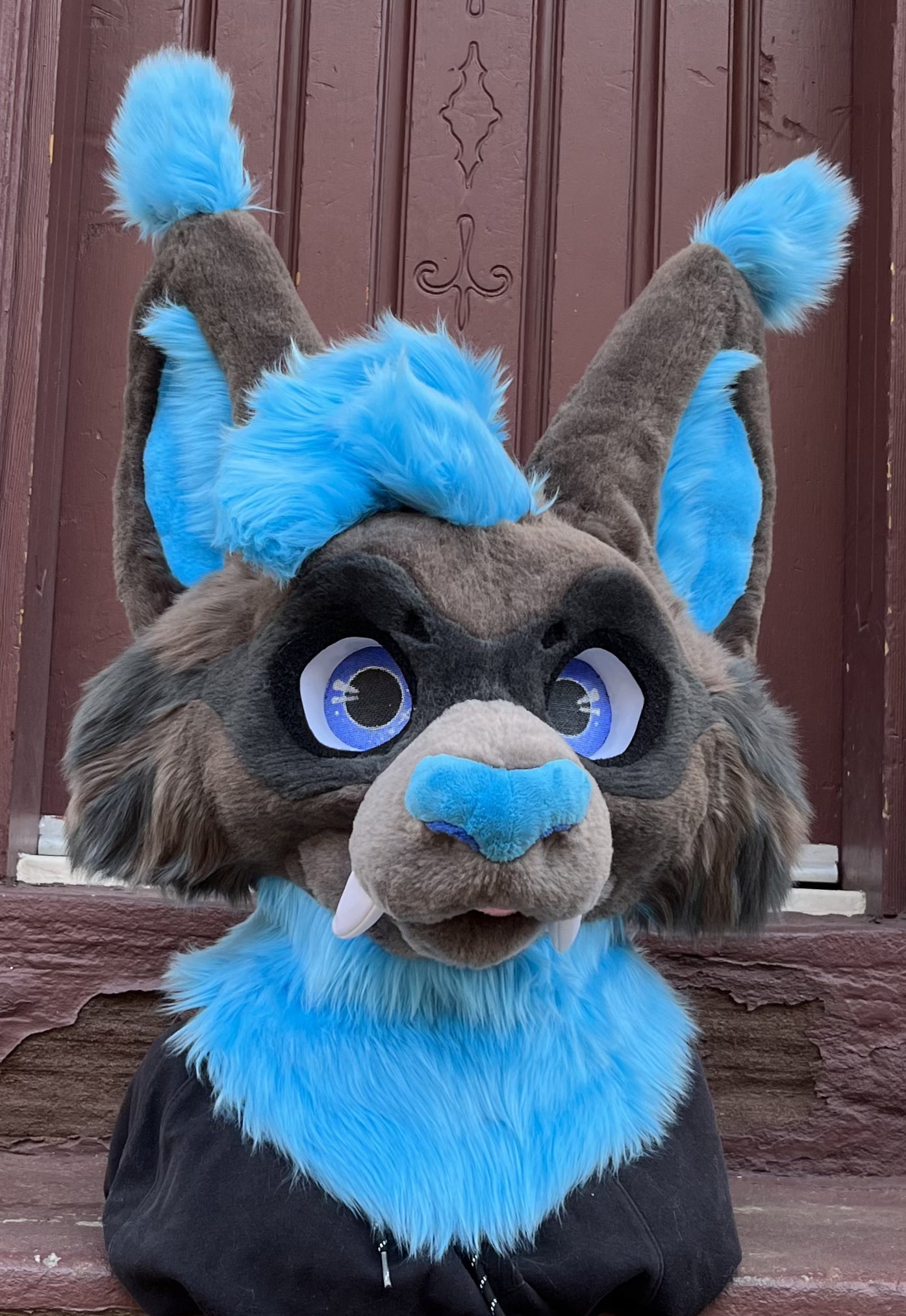 Corgilope on X: This lynx was finished in late summer of this year 💙🐱 A  full fursuit with my standard sewn in digitigrade padding, outdoor shoe  soling on the feet, two velcro