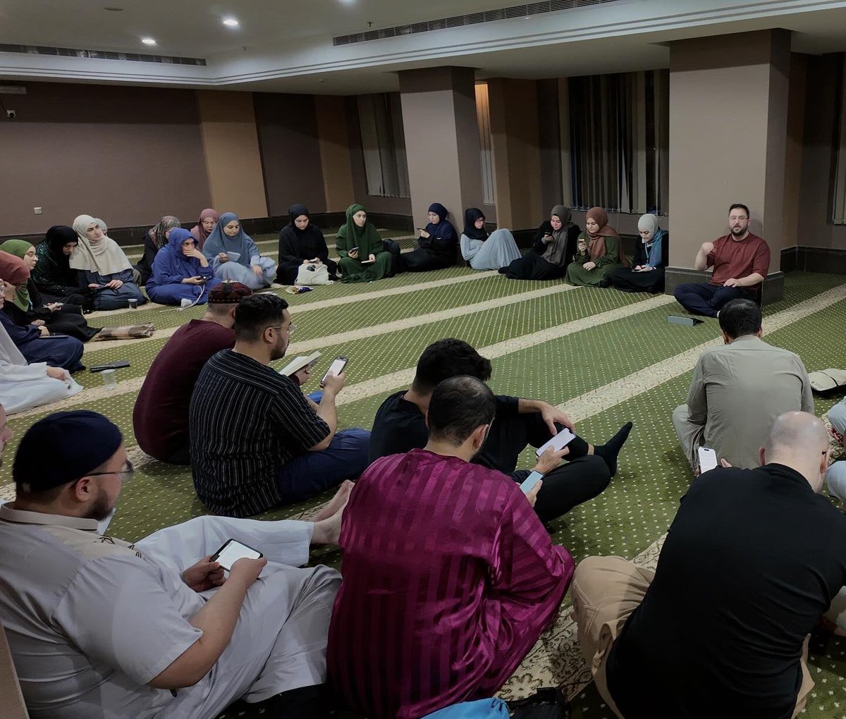 Auf den Spuren des Propheten ﷺ 🕋
Mit dem Motto „Auf den Spuren des Propheten ﷺ“ haben wir mit 48 Teilnehmern, darunter Vorstandsmitglieder aus den 11 Landesjugendverbänden, ihren dazugehörigen Regionalverbänden und Arbeitsgruppen unsere Umrah vollzogen. Elhamdulillah!