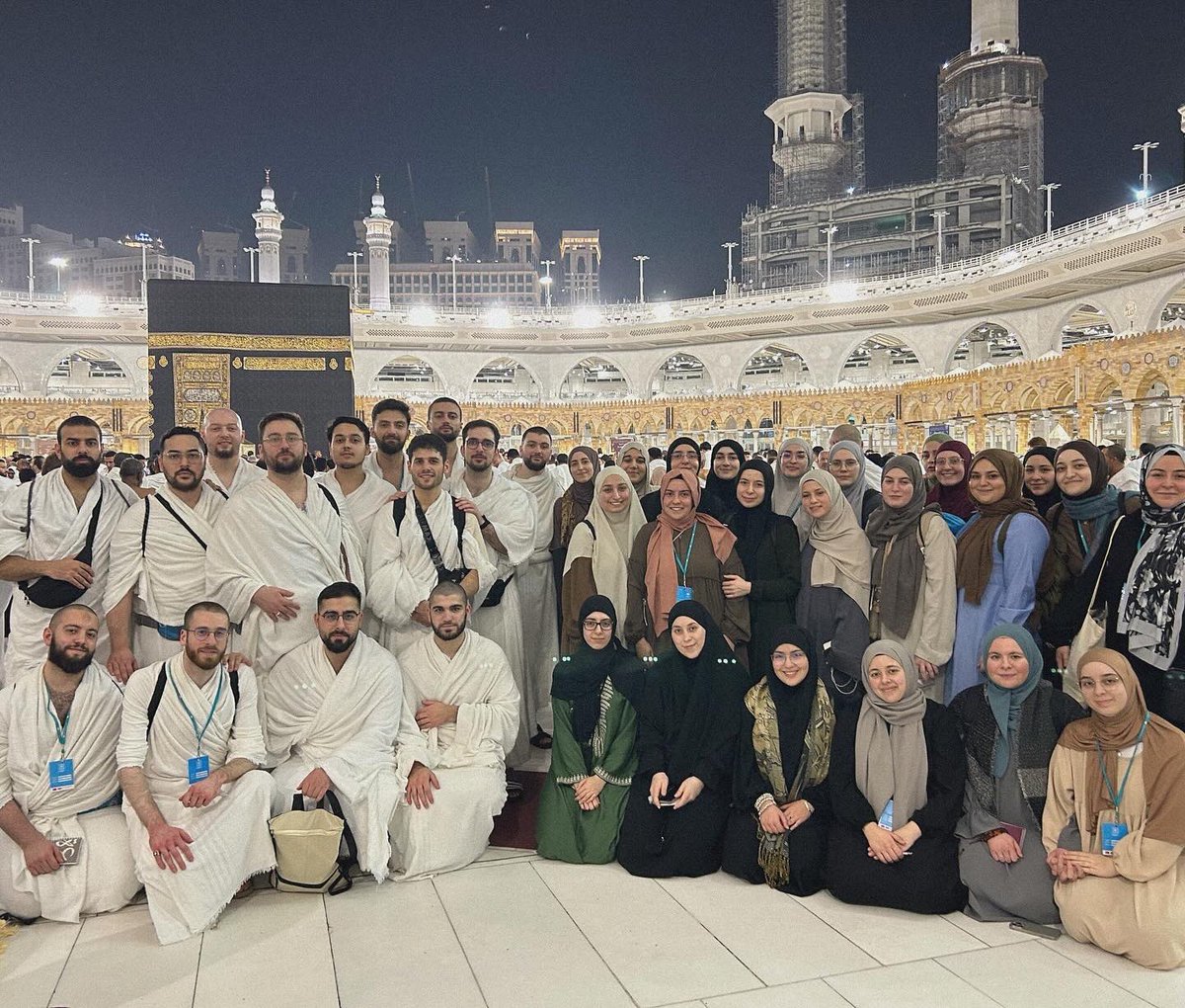 bdmjde's tweet photo. Auf den Spuren des Propheten ﷺ 🕋
Mit dem Motto „Auf den Spuren des Propheten ﷺ“ haben wir mit 48 Teilnehmern, darunter Vorstandsmitglieder aus den 11 Landesjugendverbänden, ihren dazugehörigen Regionalverbänden und Arbeitsgruppen unsere Umrah vollzogen. Elhamdulillah! https://t.co/zqtiLxcw3w