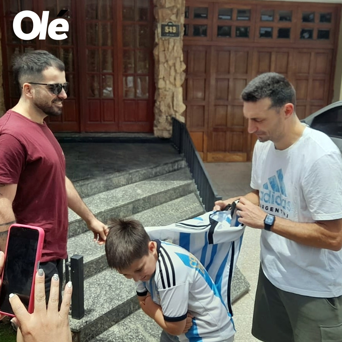 🇦🇷❤️ Scaloni estuvo con los hinchas que se acercaron a la casa de sus padres, en Pujato, este 31 de diciembre al mediodía... 🫶

📸 Día 7