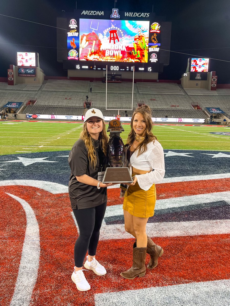 hannahjo_09's tweet photo. Riding off into the 2023 sunset as Arizona Bowl Champs!!🌄🏆 #onelastride #gopokes https://t.co/fe39UjlRFA