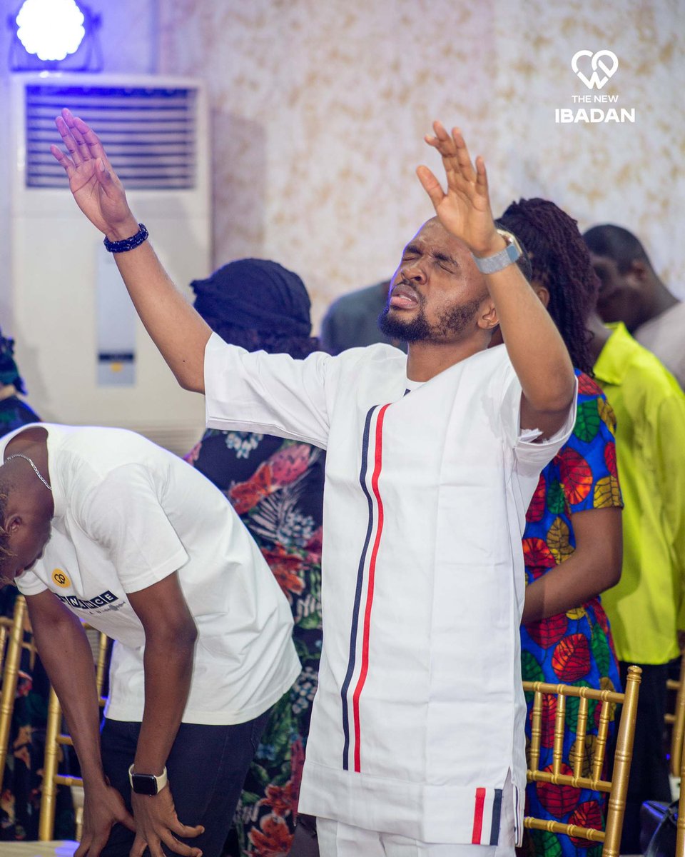 WeAreTheNew_Ib's tweet photo. See how far you have brought us, Jesus. We sing your praises ABBA father. 

#thefrontliners
#crossoverservice 
#wearethenewibadan https://t.co/ROtaCLSJ02