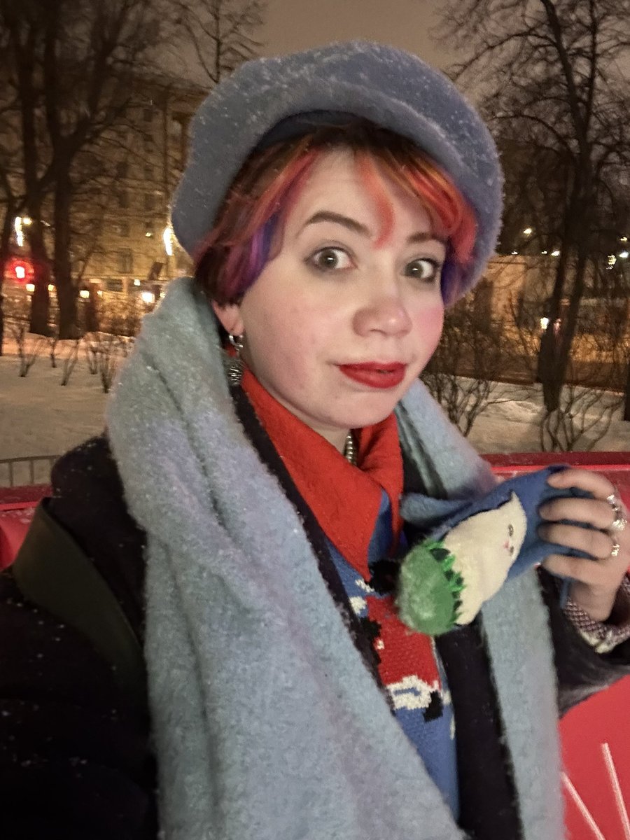 Встретила Новый год играя в городскую сумасшедшую на катке, с праздником всем живым в этой социальной сети
