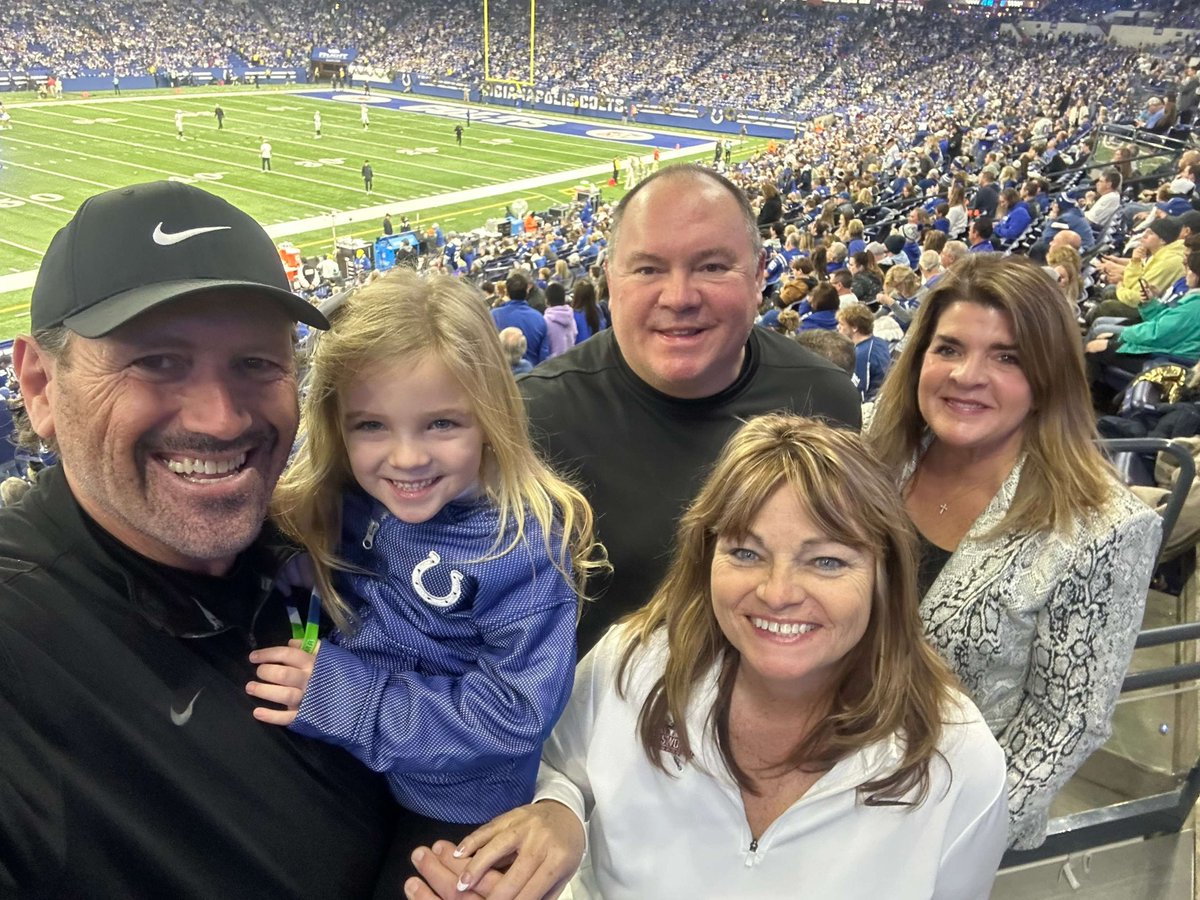 Marty, Vickie and granddaughter Blake Burlsworth meeting up with Raiders QB, Aiden O’Connell‘s, mom and dad, Jim and Kathy. #BurlsworthTrophyFamily 💙🩶