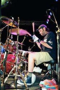 GBsArchives's tweet photo. On This Day (12/31/2001), the GBs reunited NYE (w/ Gloritone opening) at Nita’s Hideaway in Tempe. The late @LawrenceZubia (of @PistolerosAZ) sang on "Pieces of the Night."
#OTD #OnThisDay #NewYearsEve #December31 #GinBlossoms #Pistoleros #LawrenceZubia #Gloritone https://t.co/xq73tv3t4T
