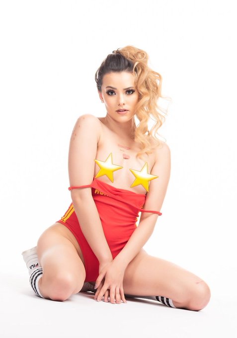 Watch Joanie Brosas ✈️ SDCC #814's leaked NSFW photo on TwXstars