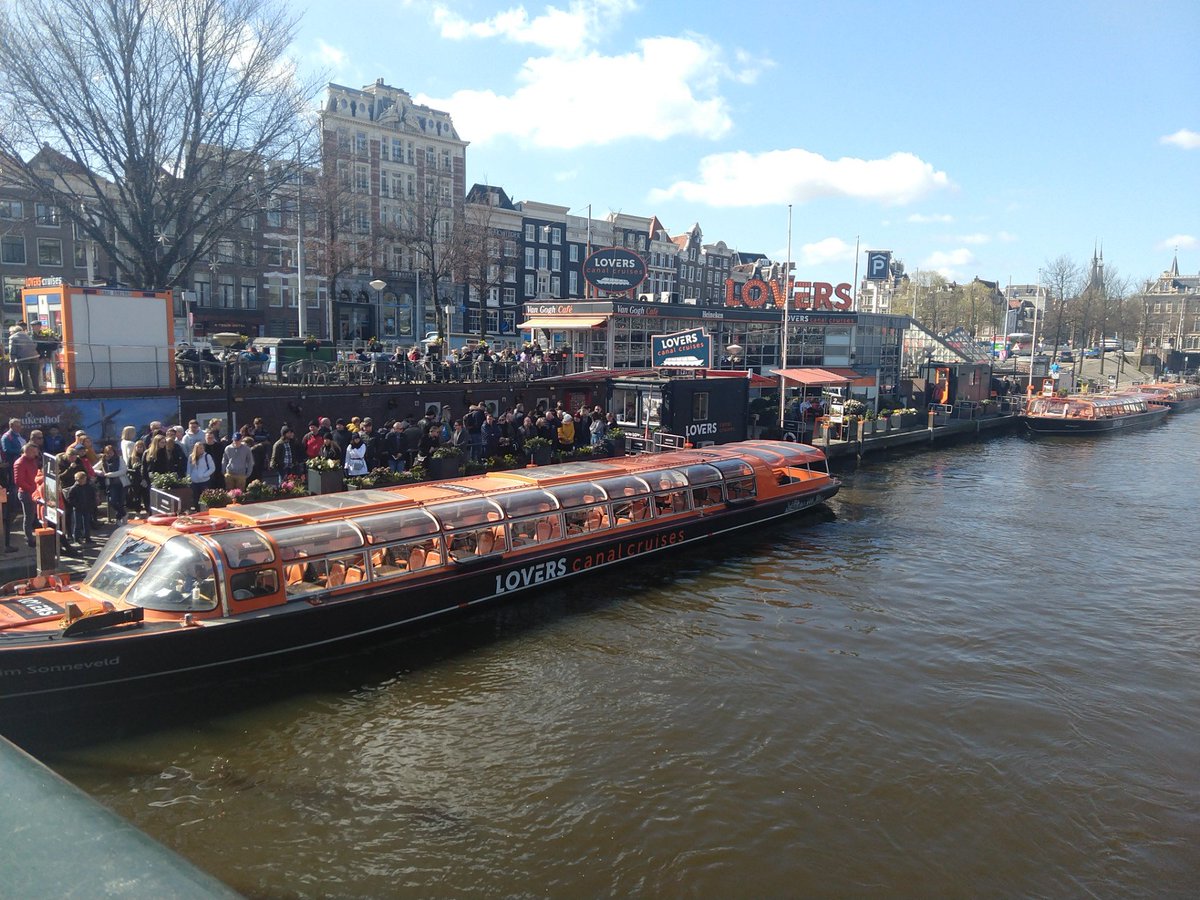 Si aneu a #Amsterdam i voleu fer un tour pels canals amb audio-guia en català,  aneu a Lovers, davant de l'Estació Central. Potser n'hi ha d'altres, però no els vam trobar. <a href="/llenguacat/">Plataforma per la Llengua</a>