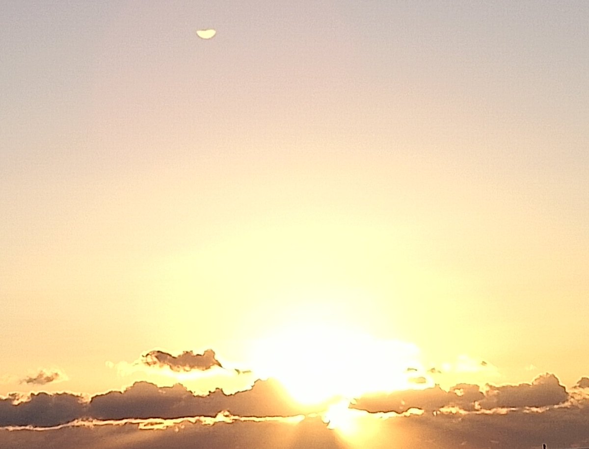 *
新年あけましておめでとうございます🎍✨🎀

本年も宜しくお願い致します🙏🌈😊

皆様の御多幸と御健康をお祈り致します🙏

大洗の初日の出🌄
*