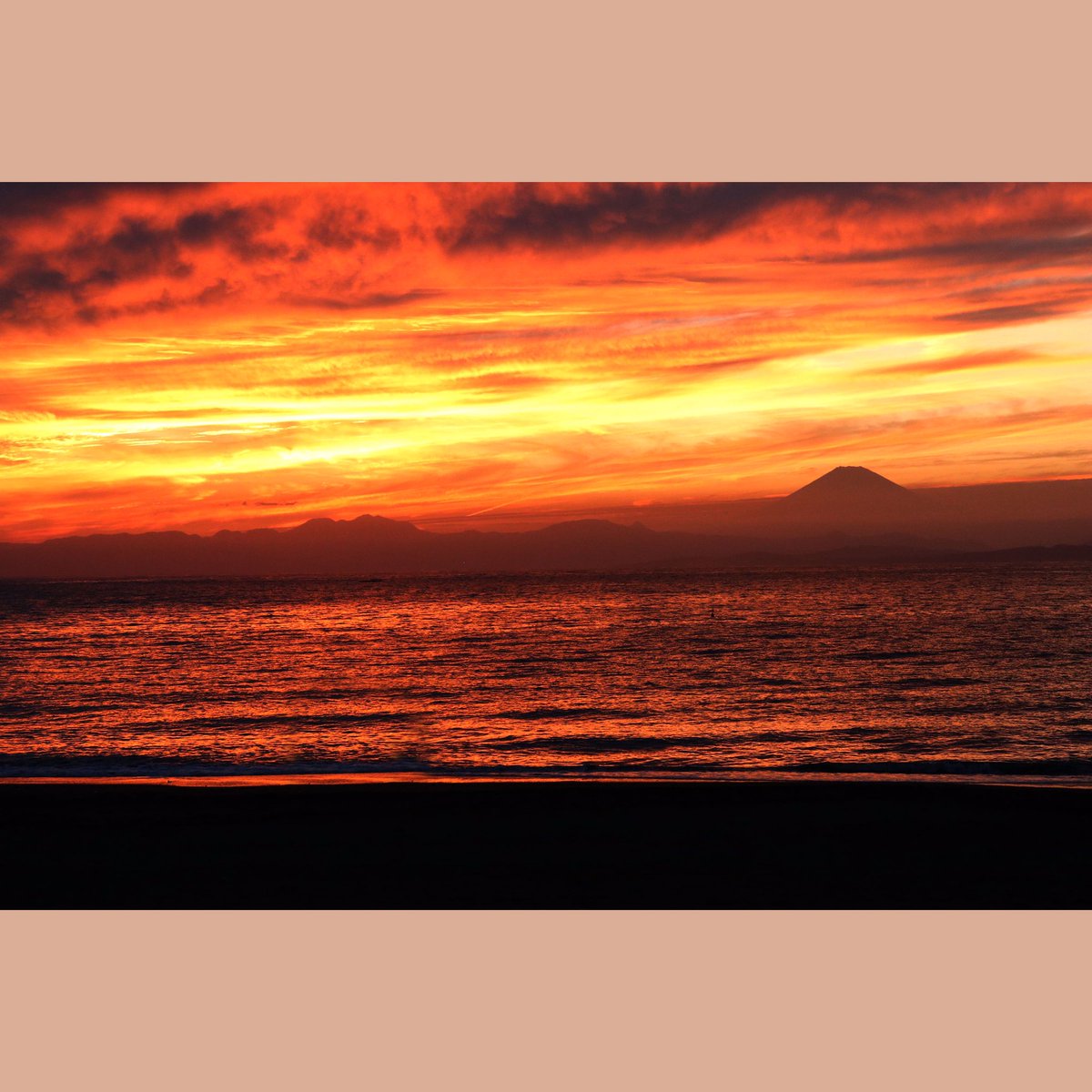 ✨ A Happy New Year✨

森戸海岸の爆焼け
過去PICより

#葉山
#森戸海岸
#hayama 
#富士山 
#世界で一番富士山が綺麗に見える場所葉山 
#湘南 
#カントリー同好会
#夕陽
#サンセット
#jp_mood
#japan_bestsunset
#japan_sunset_photogroup
#japan_great_view
#sunset_pics