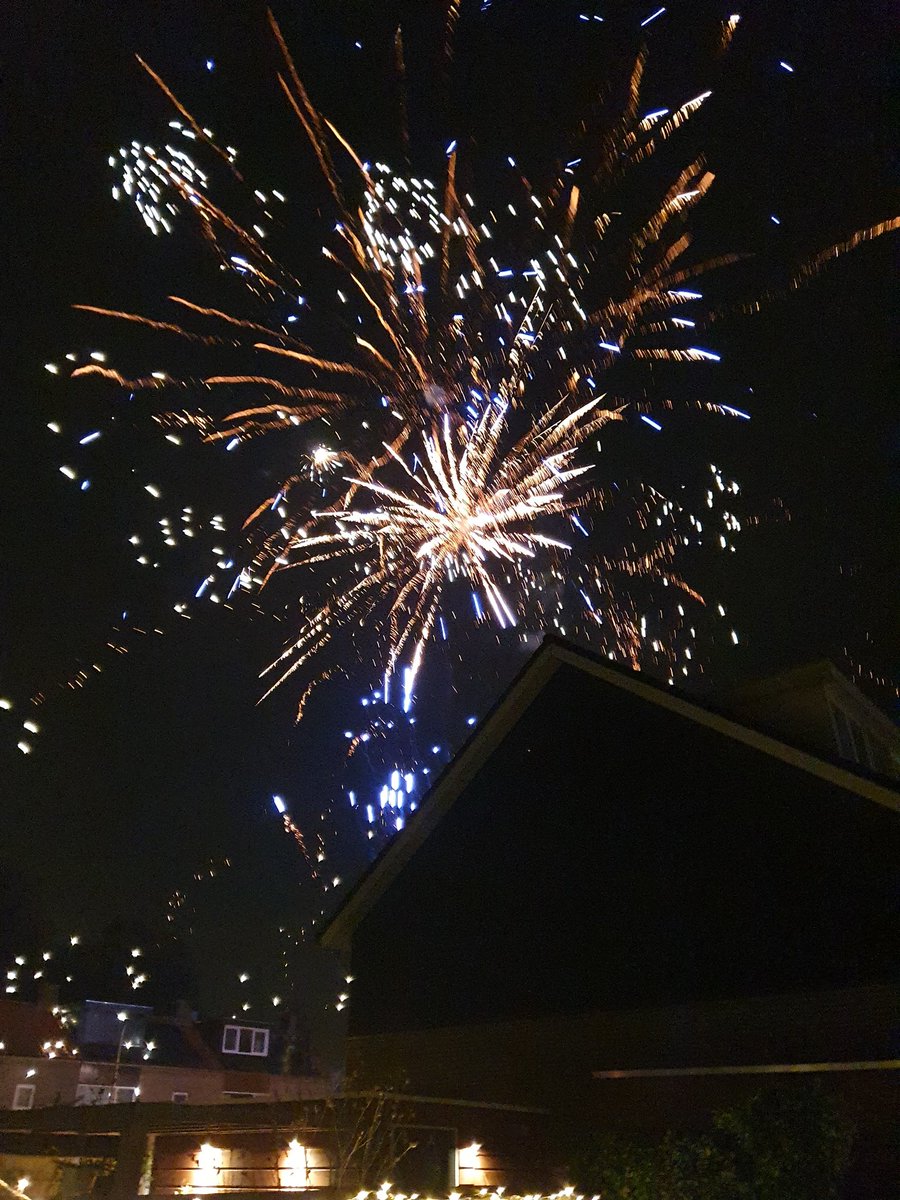 Marchalsander's tweet photo. En zo hoort het #vuurwerk moet blijven!! @gem_heuvelrug https://t.co/O1yWLEU35w