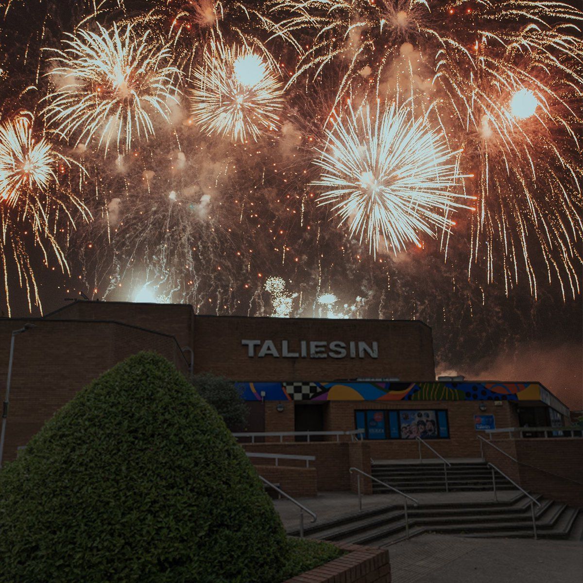 Blwyddyn Newydd Dda! Happy New Year!

We can't wait to see you back here in 2024 to celebrate our 40th Anniversary with us.
Gobeithio gewch chi gychwyn arbennig  i'ch 2024!