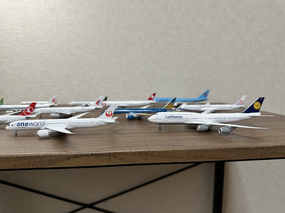 koumei_1993NEXT's tweet photo. おはフリでございます☀️
改めて明けましておめでとうございます🎍
私は休み。元日仕事の皆さんは頑張って下さい！！
ここでは昨年購入したモデルプレーンの数々を。
並べ方が雑ですが😅

#おはツイ
#おはジェット
#飛行機
#NGmodels
#JCWINGS
#Aviation400
#phoenixmodels
#飛行機好きな人と繋がりたい https://t.co/XOpQAIqOSp