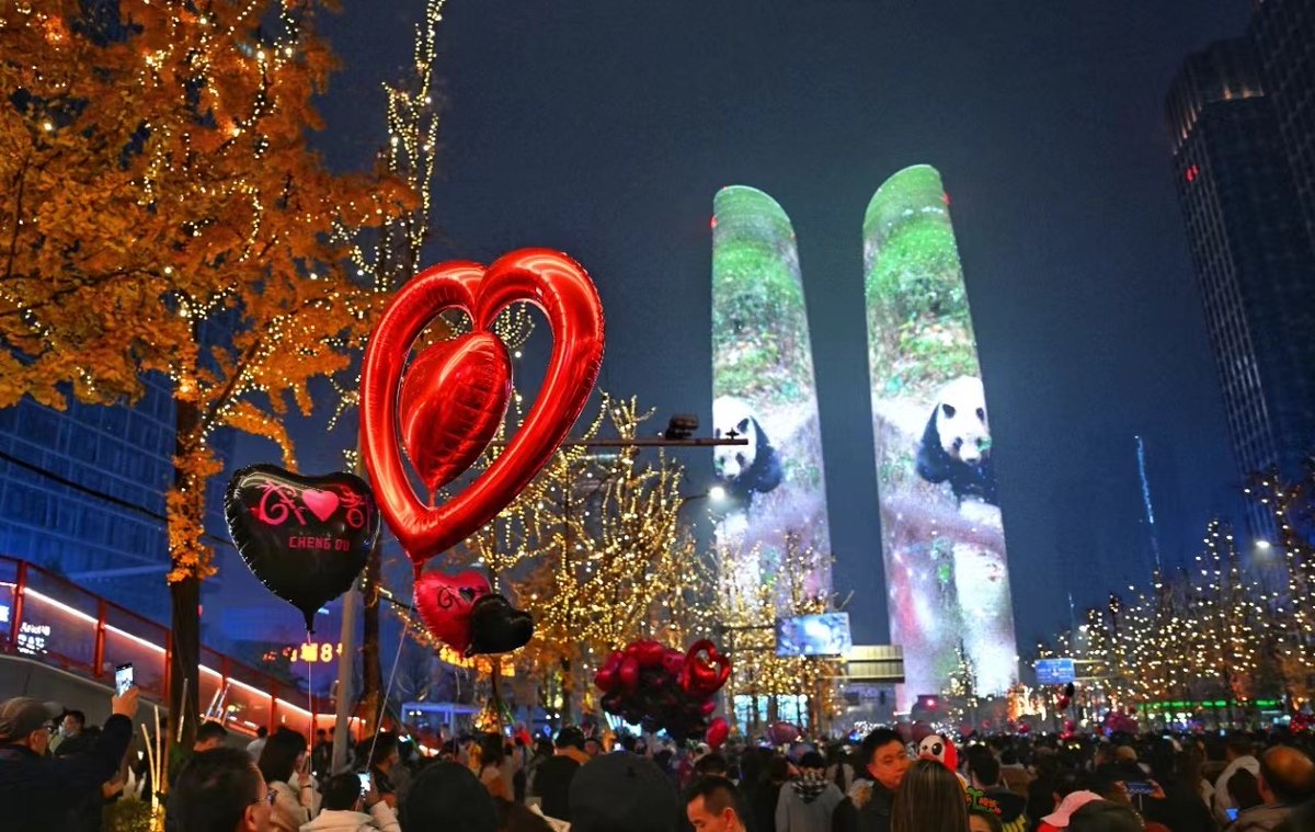ArgchinaCom's tweet photo. Al llegar al año 2024, Chengdu, la ciudad muy famosa y importante de China, se llena de alegría en todos lados. La gente se sale a la calle, disfrutando espectáculos de luces, conciertos y las compras para Festival de Primavera, demostrando su prosperidad económica y dinamismo. https://t.co/Xi3tDXSsRd