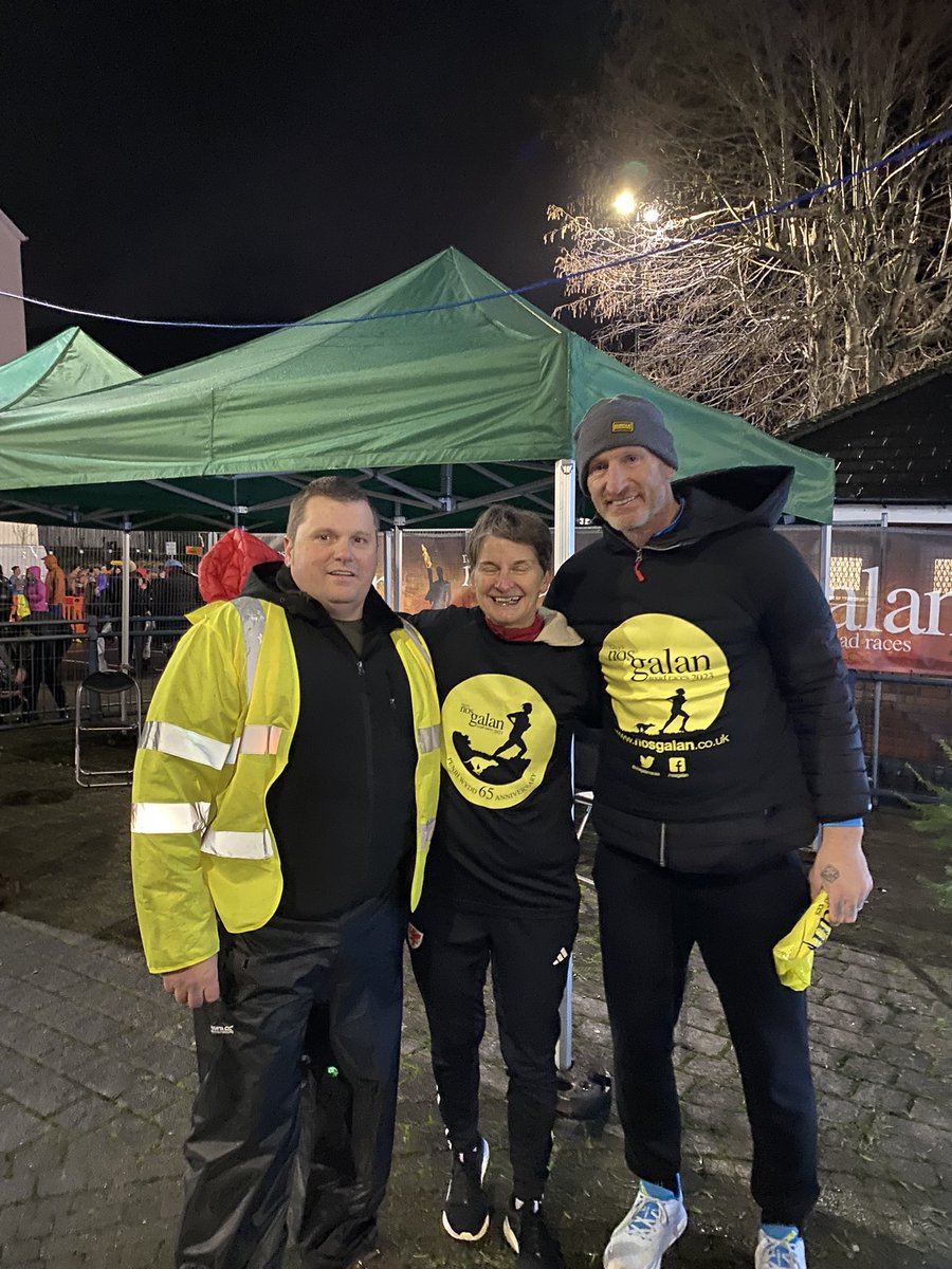 Couldn’t have asked for a better pair of Mystery Runners this evening at the <a href="/NosGalanRaces/">Nos Galan</a> 

Both <a href="/LauraMcAllister/">Laura McAllister 🏴󠁧󠁢󠁷󠁬󠁳󠁿</a> and <a href="/gareththomas14/">Gareth Thomas</a> have played huge roles in their respective sports over the years and have raised the profile in Wales 👏🏼