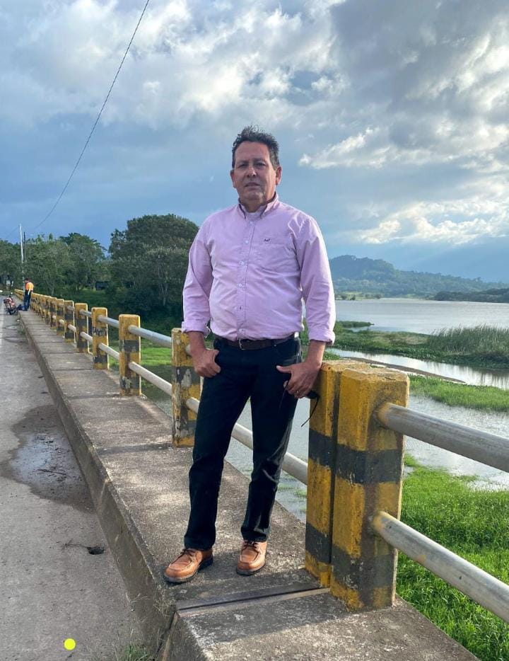 #Urgente 
El día de hoy 31 de diciembre a las 12 del medio dia, fue secuestrado por la Policía de su casa de habitación en el casco urbano de Wiwilí, Nueva Segovia el Ingeniero Civil Udenis Ortiz Galeano de 56 años de edad, reconocido opositor y cercano a la Iglesia Católica.