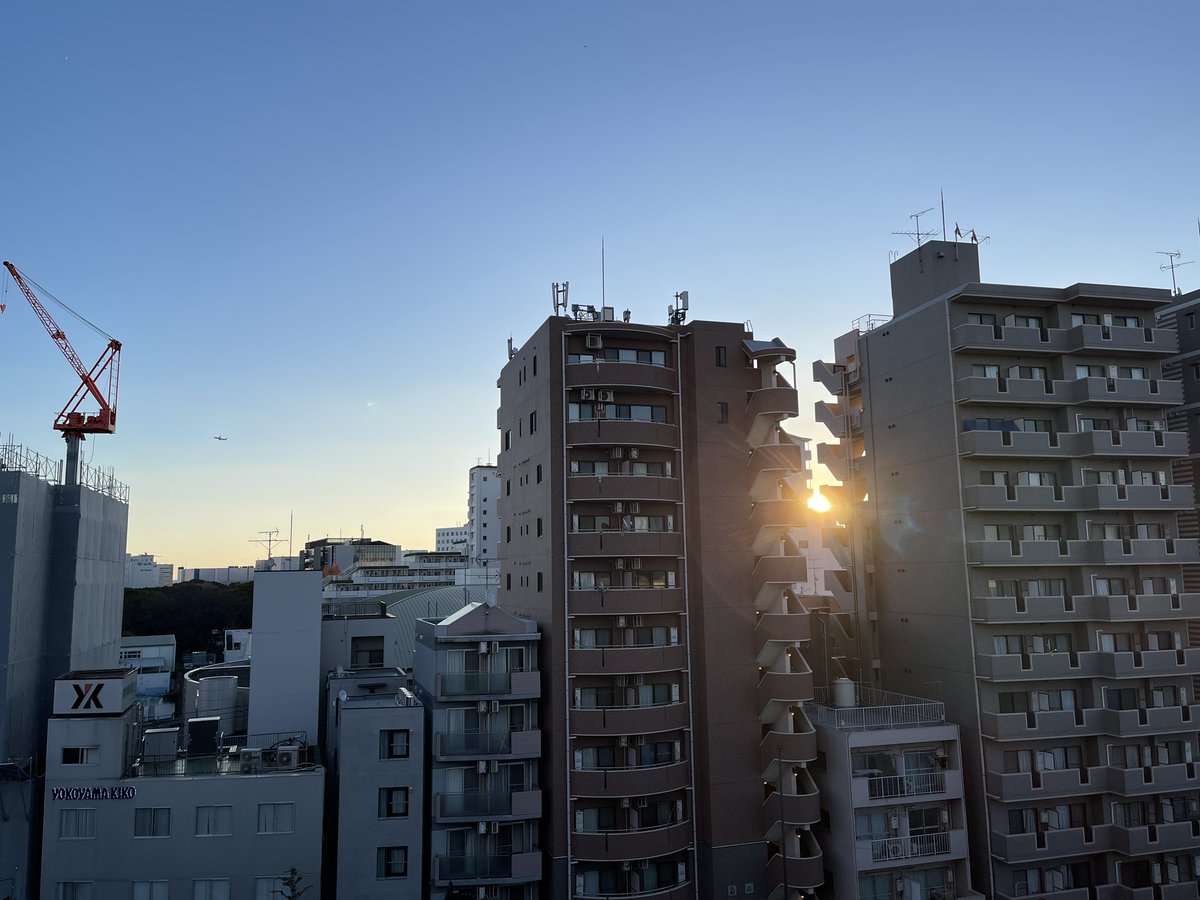 ocean663's tweet photo. 昨年は色々とお世話になりました。
本年もどうぞよろしくお願いします
マンションの隙間から初日の出？ https://t.co/XUkHKxkxDG