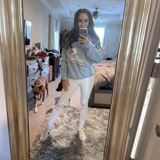 Also my #gamedayfit was 🔥 excuse the mess but I was rushing this am and left my room a mess 🤦🏻&zwj;♀️ https://t<a href="/tag/gamedayfit"class="tags">#gamedayfit</a>