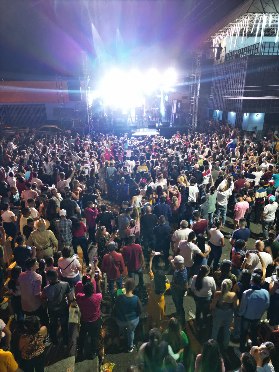pedroluisanchez's tweet photo. Más de 6000 personas disfrutaron del Mejor Parrandon del Estado que se hace en nuestro pueblo desde el año 1979, Miguel Molly, Criollo House y Arnaldo Music hicieron vibrar a Macapo 
Para nuestro Pueblo siempre lo mejor 
Vamos Palante 💪 https://t.co/WqbFevt9Oa