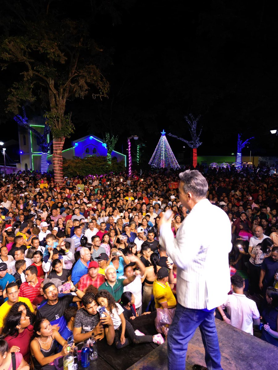 pedroluisanchez's tweet photo. Más de 6000 personas disfrutaron del Mejor Parrandon del Estado que se hace en nuestro pueblo desde el año 1979, Miguel Molly, Criollo House y Arnaldo Music hicieron vibrar a Macapo 
Para nuestro Pueblo siempre lo mejor 
Vamos Palante 💪 https://t.co/WqbFevt9Oa