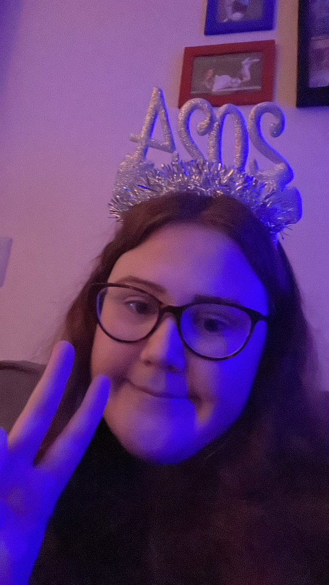 maggiegrayy's tweet photo. send a pic of my NY headband and my friend replied ‘asos??’ guess it’s the year of @ASOS_UK starting tomorrow 🛍️🛍️ https://t.co/BRsG40vVIv