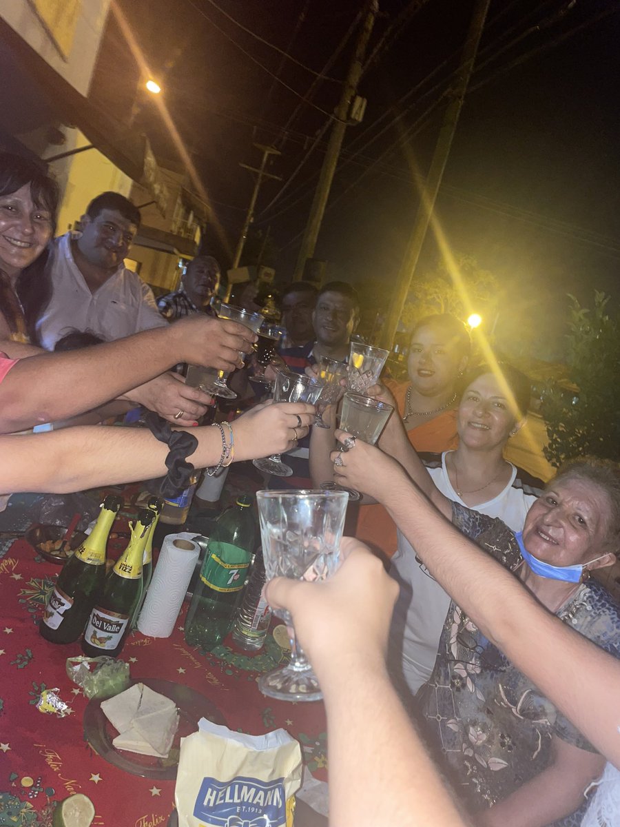 Como me va doler comenzar un año sin vos☹️,te extraño con toda mi alma, gracias por hacerme feliz,cuidarme y protegerme la mitad de este  año fui tan feliz con vos abuela te amo te amo nunca me imaginé que te ibas a ir tan rápido, vos y el abuelo son las estrellas más hermosas✨