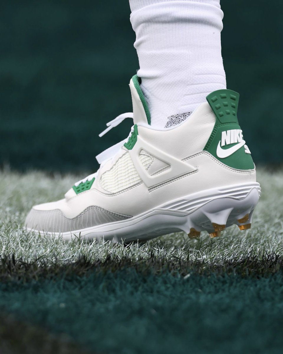 JustFreshKicks's tweet photo. Jalen Hurts wearing Nike SB x Air Jordan 4 cleats today 🌲🏈 https://t.co/lSQUQrrhMp