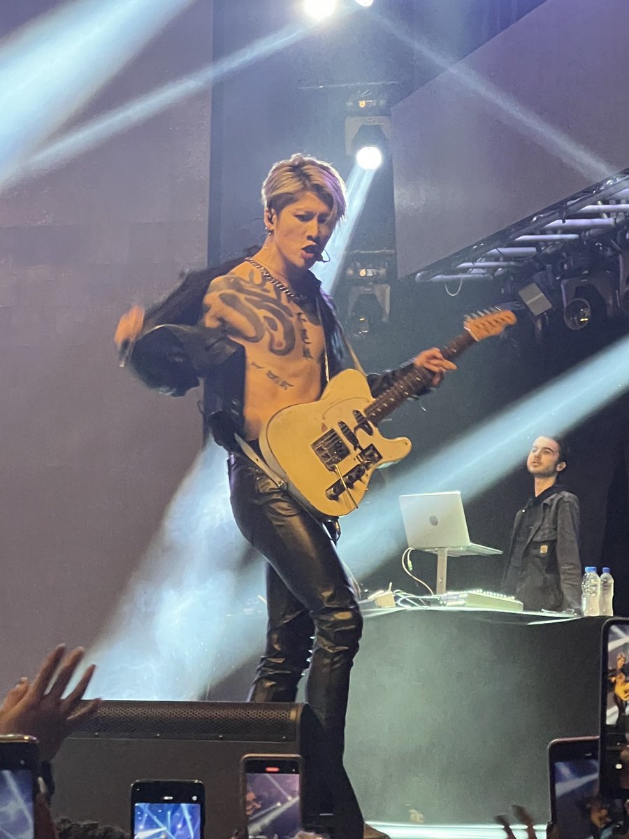 LobeProjetos's tweet photo. Pra fechar o #asiastarfestival  com chave de ouro @MIYAVI_OFFICIAL 
Ele levantou geral 
Ele foi muito foda . @followhwstar  queremos o samurai de novo por favor https://t.co/fcVs405Nz6