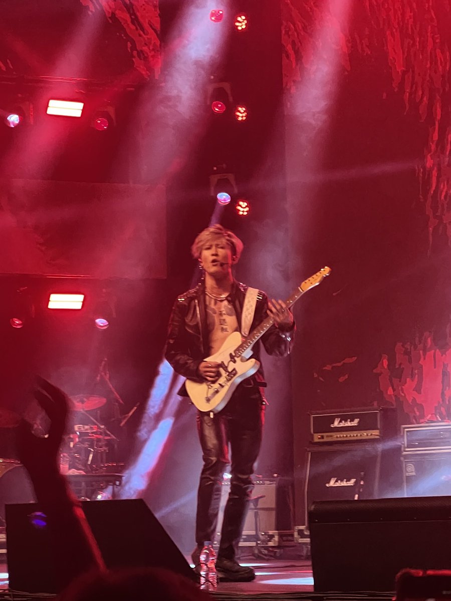 LobeProjetos's tweet photo. Pra fechar o #asiastarfestival  com chave de ouro @MIYAVI_OFFICIAL 
Ele levantou geral 
Ele foi muito foda . @followhwstar  queremos o samurai de novo por favor https://t.co/fcVs405Nz6