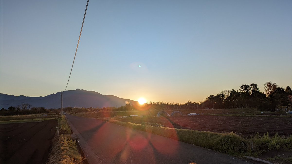 ani_yui19's tweet photo. オハザマス🌄
初日の出と桜島🙏 https://t.co/8gALXgYkVS