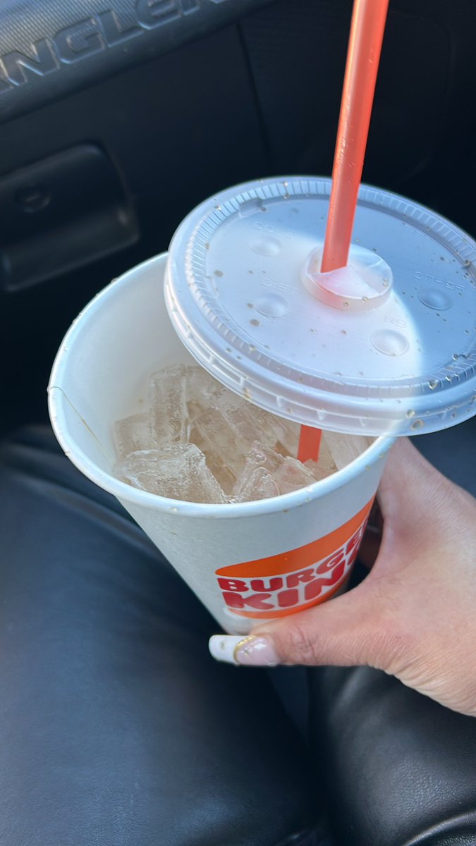 Je_Knee_fa's tweet photo. When you pay $2.99 for a soda at @BurgerKing &amp; get a cup of ice with a splash of soda instead 🥴 #DoBetter https://t.co/BiKX8j2sFG
