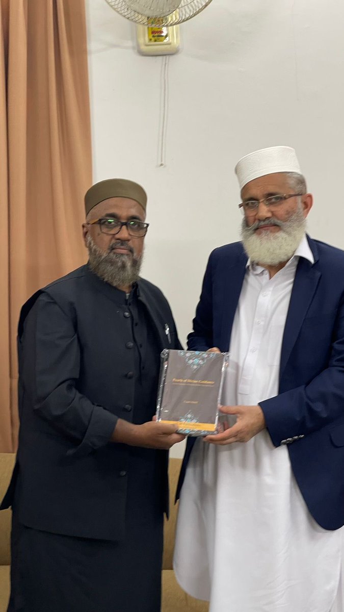 IfamAustralia's tweet photo. Secretary General @IfamAustralia , Br. Usaid Khalil presenting IFAM’s publication 
Title: 𝐏𝐞𝐚𝐫𝐥𝐬 𝐨𝐟 𝐃𝐢𝐯𝐢𝐧𝐞 𝐆𝐮𝐢𝐝𝐚𝐧𝐜𝐞

to Ameer @JIPOfficial Mr. @SirajOfficial and Ameer @KarachiJamaat Hafiz @NaeemRehmanEngr 

#ifamaustralia https://t.co/OTfA3OCO2b