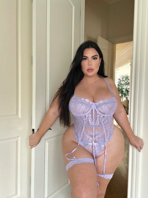 Happy NYE my loves 😘💋 ty for all the love and support 🙏🙏 https://t.co/VxjkSoGeax