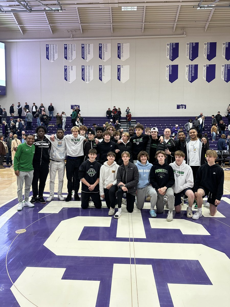 HMBoysBB's tweet photo. Can’t think of a better way to bring in the New Year! Thank you @TommieMBBall @JohnnyTauer @joshrodenbiker @Rundles6 for having us it was a great experience!! https://t.co/8OCRujEoQT