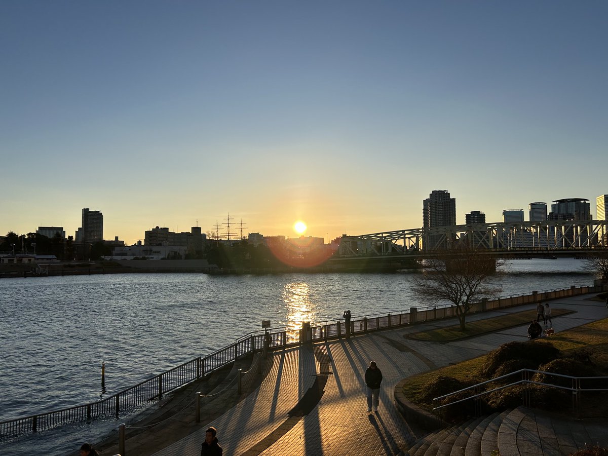 新年おめでとうございます㊗️2024年元日の朝は快晴微風でとても穏やかです。初日の光を体全体に浴びると、気持ちがリフレッシュされて今年が素敵な年になりそうな予感がします。
素晴らしい年になりますように。