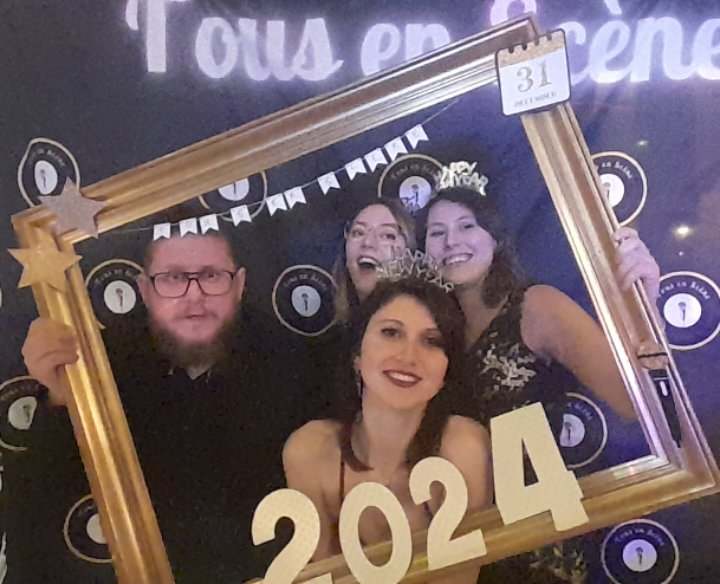 Aller bonne année à tous et je vous souhaites de réaliser vos rêves les plus fous. N'ayez peur de rien, n'écoutez que votre confiance en vous, car elle permet de réaliser vos plus grands rêves. Nous n'avons qu'une vie, à nous de la rendre la plus grandiose possible.