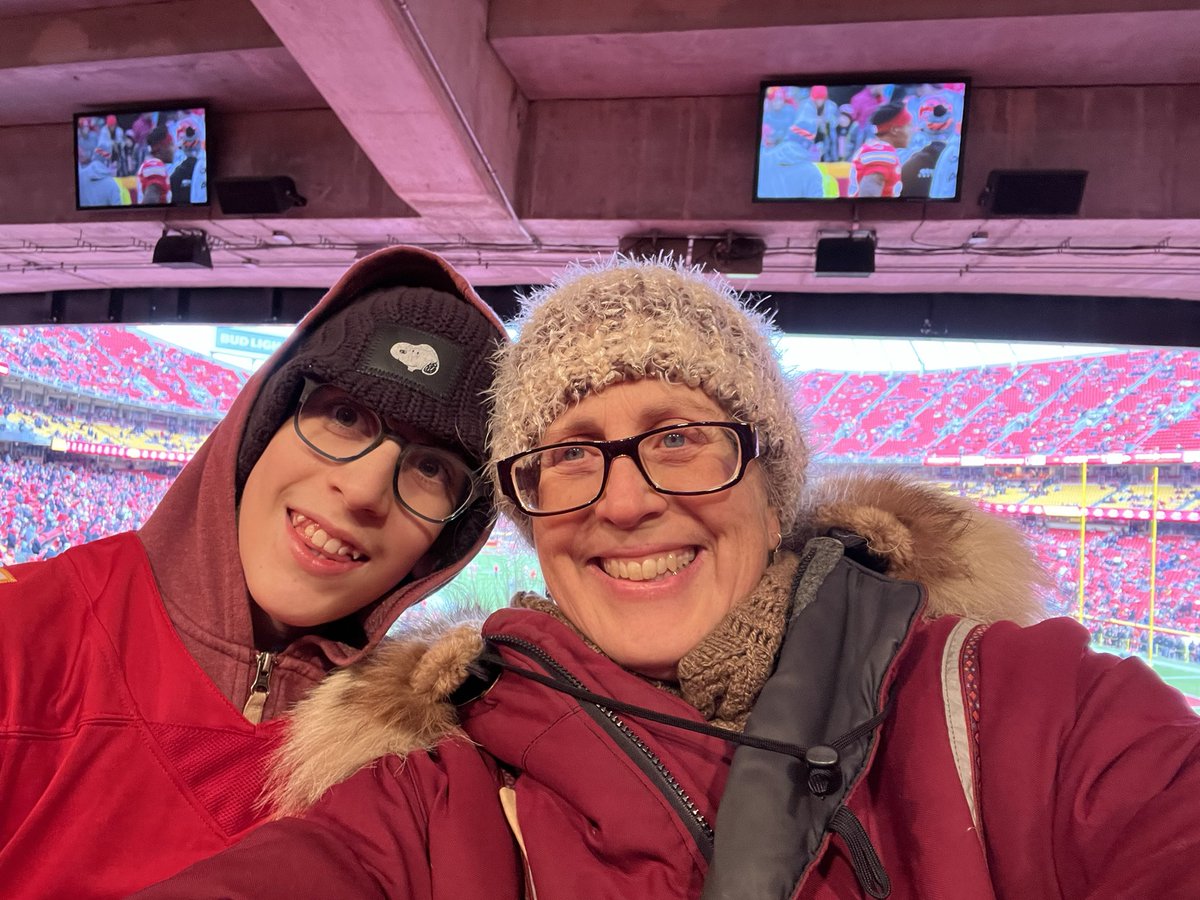 DanaHoresh's tweet photo. #CHIEFSKINGDOM our first NFL game. https://t.co/1YEW1wwH32