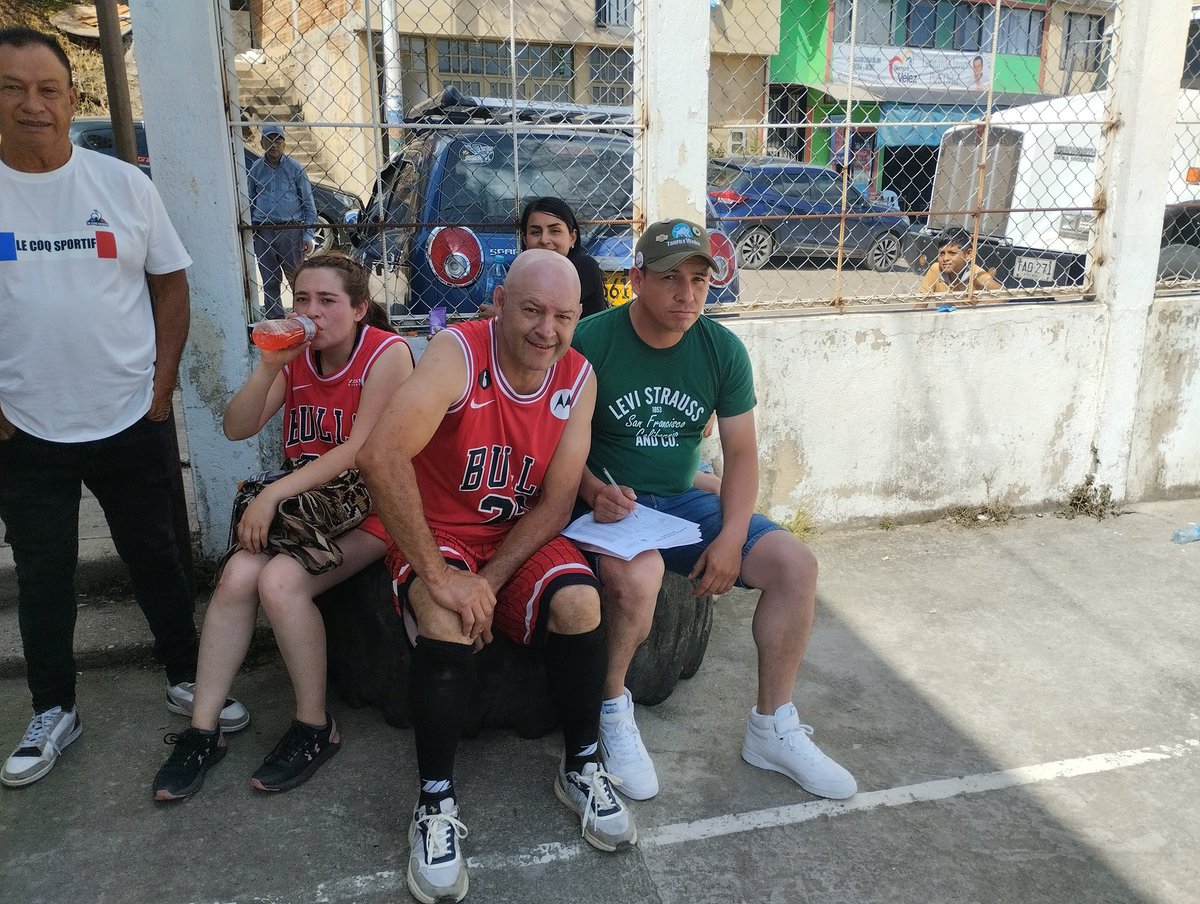 Se realizó la final del torneo de baloncesto del barrio santa Teresita de Vélez.@LDGrandas @Jacintopingo