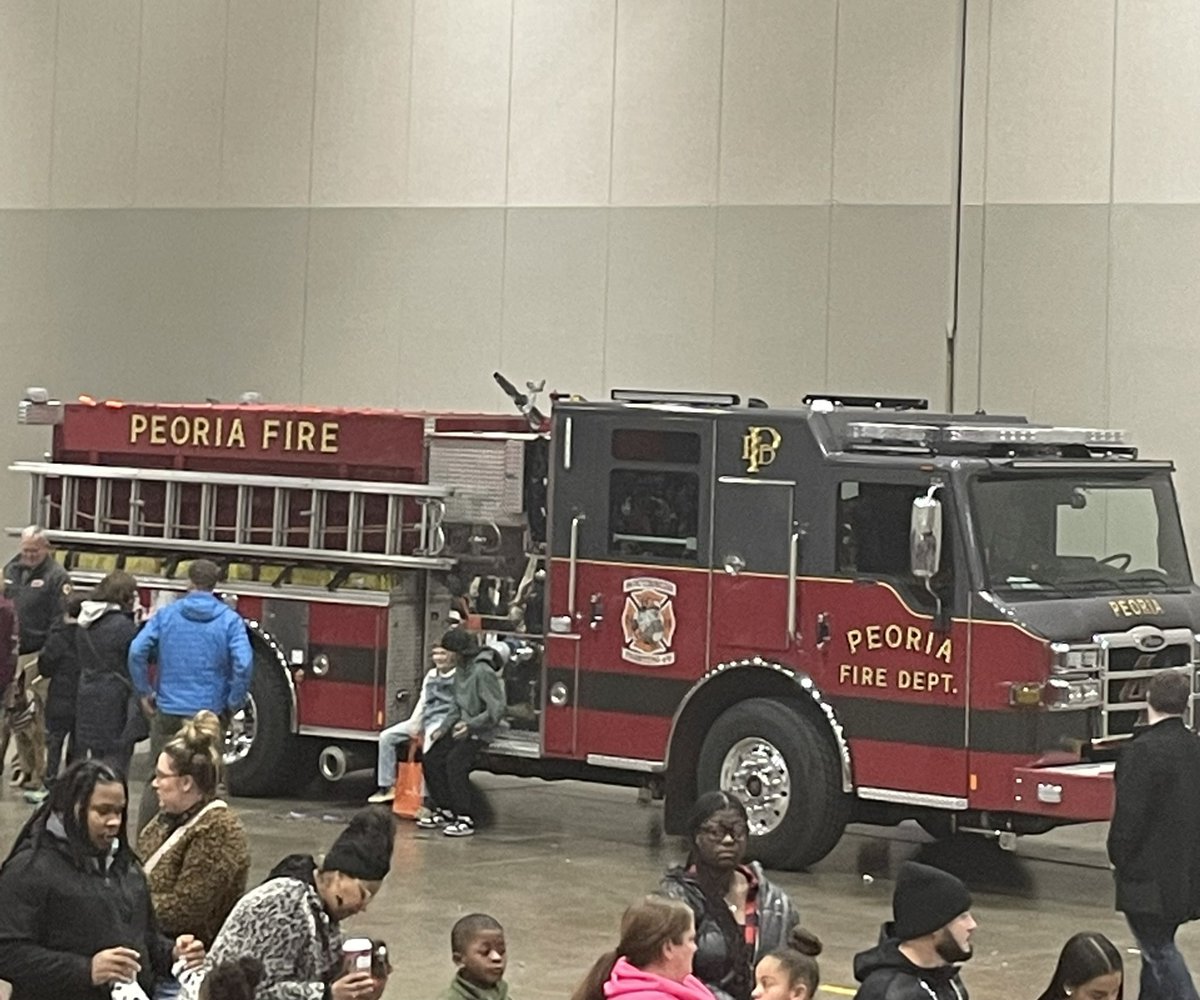 999WWCT's tweet image. We are an hour away from the ball drop at the PNC New Year’s Eve Kids Countdown! Come on out to the Peoria Civic Center and ring in the new year!