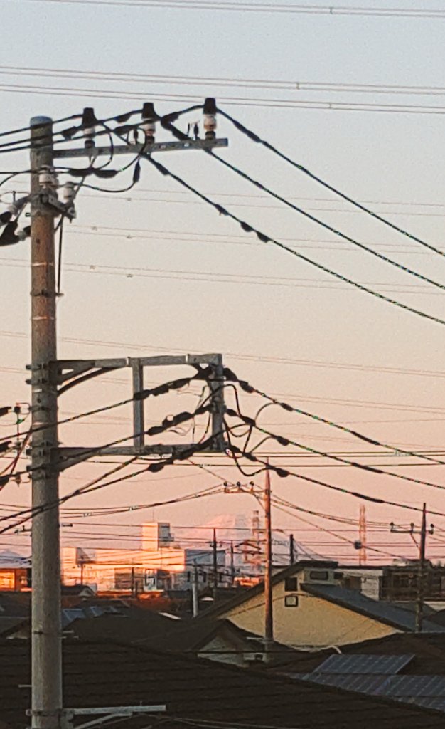 新年明けましておめでとうございます。本年もよろしければお付き合いいただければ本望です。(マイルームからの初日の出と微かに見える赤富士) 