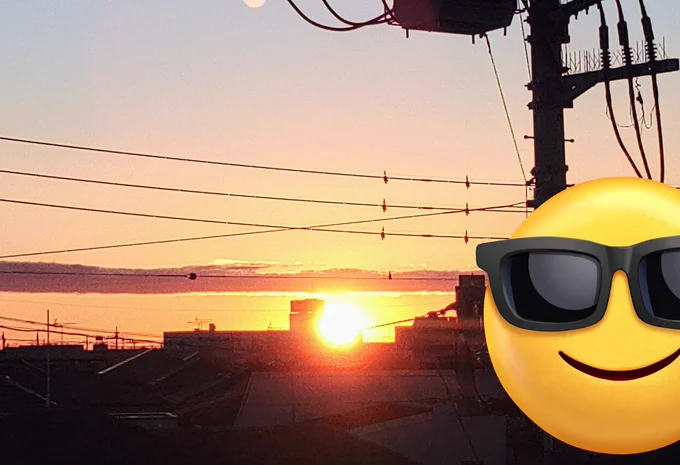 新年明けましておめでとうございます。本年もよろしければお付き合いいただければ本望です。(マイルームからの初日の出と微かに見える赤富士) 