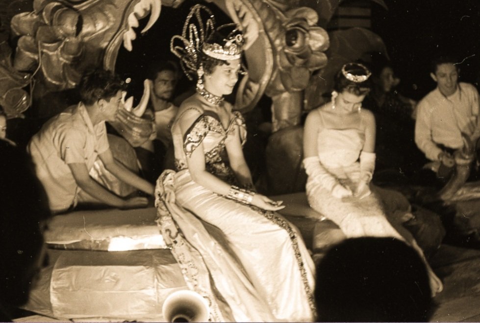 Con estas imágenes de Elena Garro y García Márquez de fiesta, y de Marvel Moreno como reina del Carnaval de 1959, les deseamos lo mejor para 2024. Que la vida les trate bien, o menos peor. 🙏🏻 #RevistaLiterariedad, 10 años por los caminos #ApuntesDeCaminante