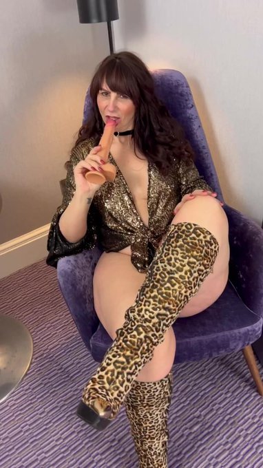 My new video is really hot! Check it out!  https://t.co/B5pkut0KEY https://t.co/2djIs0hNmb