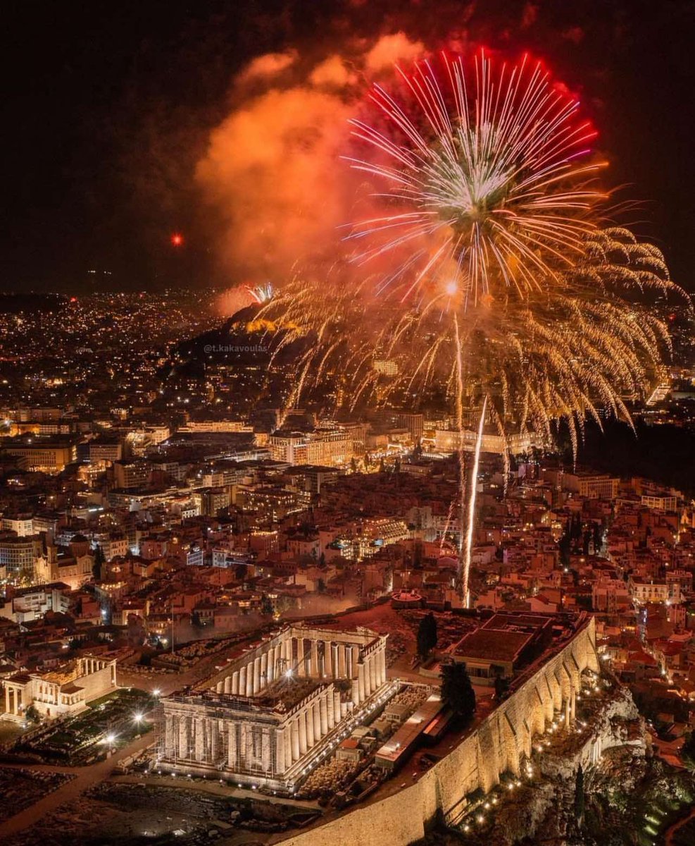 greekcitytimes's tweet photo. Greece Rings in New Year with Fireworks and Reflection on Global Challenges (See video) https://t.co/mmRga0fULB https://t.co/vroIIowPlX