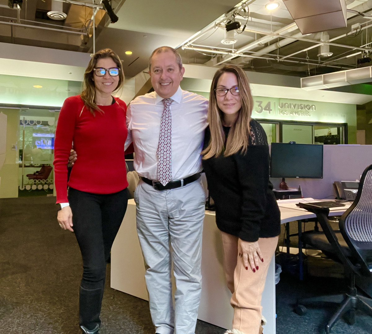 VictorCorderoTV's tweet photo. Terminar el #2023 trabajando para que no falte la #chamba en #2024
@milliedelgadonews y @connieschulte #fotaza #newshowroom @univision34 #felizañonuevo #happyneeyear #orgulloso y #agradecido #equipazo @univision @VictorCorderoTV @elpaparrush #vamoscontodo💪 #ultimoshow del 2023 https://t.co/FObbUExXJ7