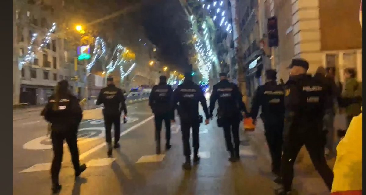 os_cosa's tweet photo. Impresionante logro policial, gracias al gran dispositivo esta noche en #Ferraz han conseguido requisar el mayor alijo de Coca-Cola de los últimos 20 años. Se han necesitado 10 agentes para transportarla. #PerrosAzules https://t.co/zjgHEVscyZ