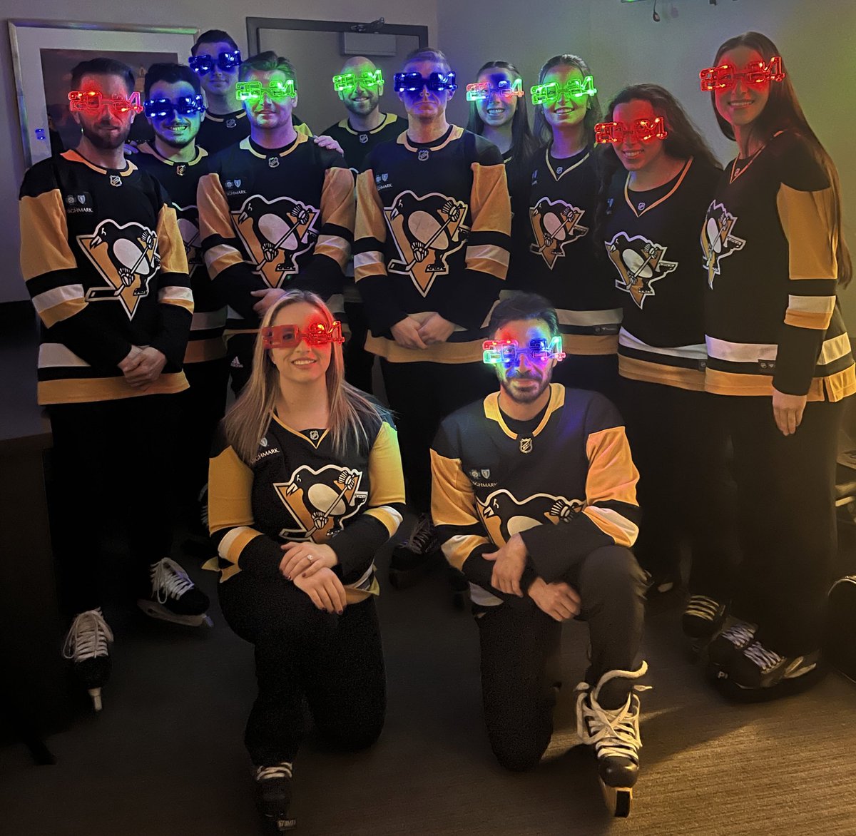 CleanIce23's tweet photo. Cheers 🥂to a happy, healthy, hockey filled #2024NewYear! 🐧 https://t.co/dUEbEhB8Y9