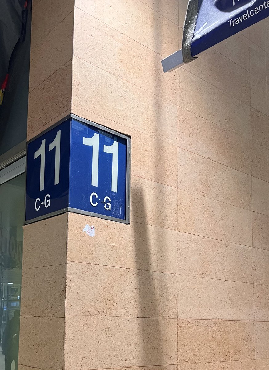 Josef_C_Wu's tweet photo. Neujahr auf #Gleis11, Hannover Hbf. 
My first new year at a train station.🎊🎊🎊 https://t.co/pKH5LuvrLu
