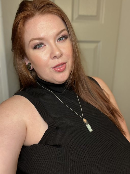 One of my first selfies of 2023, and one from the end of 2023. So proud of the woman I&rsquo;m becoming https://t